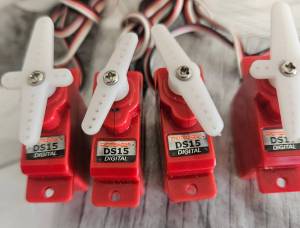 Servos avec gyro aura 8