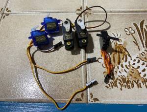  5  servos  Hitec / HXT 500