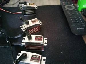 Vend 4 servos Align 550 à 800